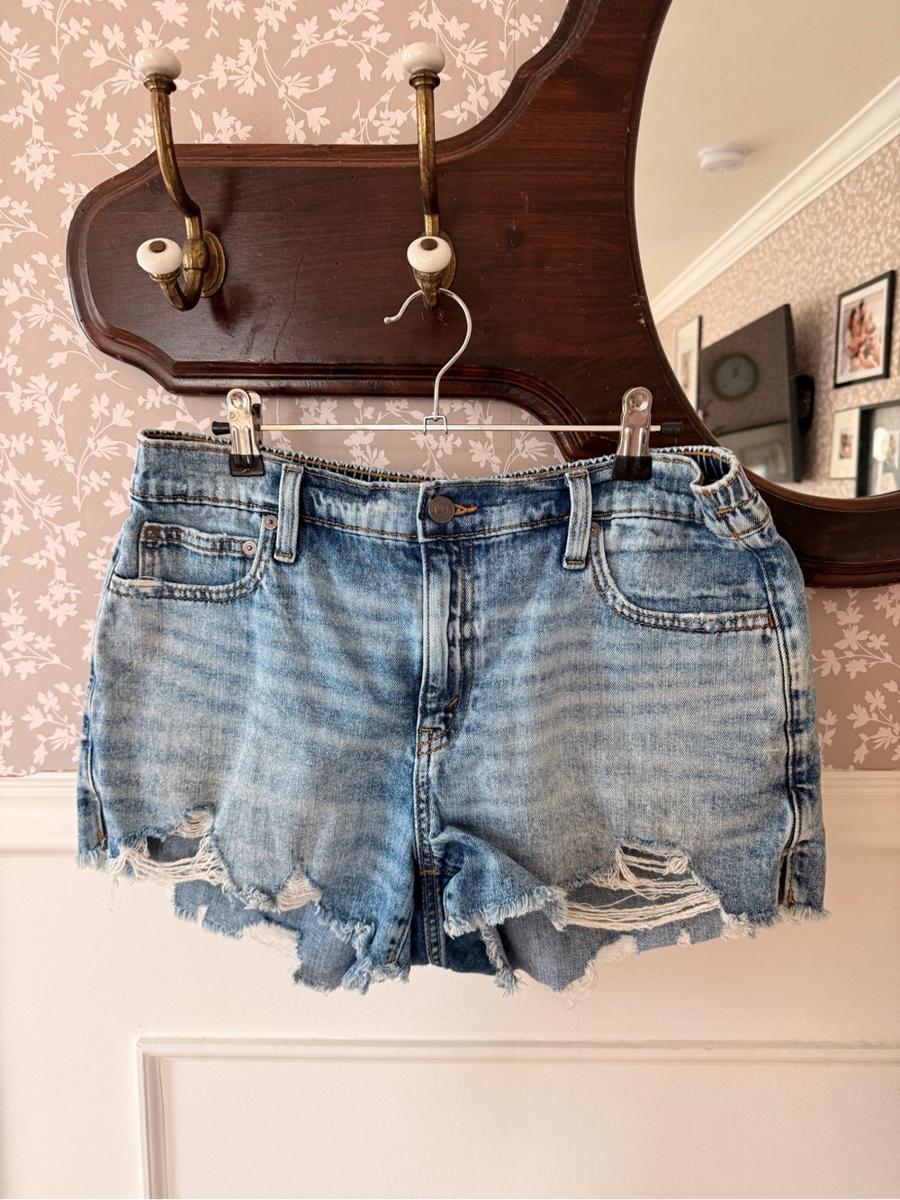 American Eagle light wash distressed denim shorts